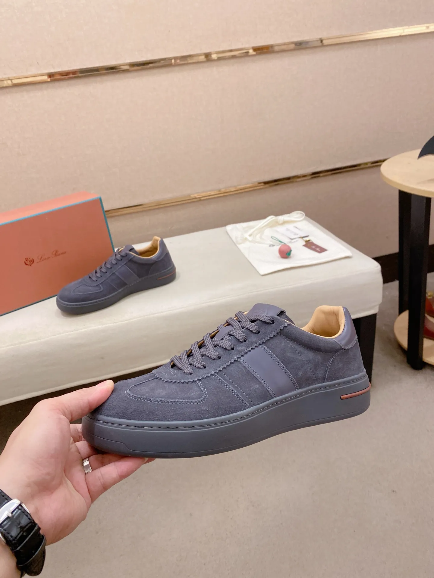 Men's shoes💰: 580💰🔥𝐥𝐨𝐫𝐨 𝐏𝐢𝐚𝐧𝐚 lp classic loafers, an Italian treasure brand, the only brand that can match Hermès! Only after wearing it do we realize that we can’t live up to our feet. The upper is made of imported first-layer cowhide with breathable fly-knit fabric, water-dyed cowhide foot pads, and the official original glass rubber outsole and pendant. Exclusive original packaging (tag ➕ brand paper ➕ outer box ➕ hand bag) code number: 38-44. Can be customized 45-46